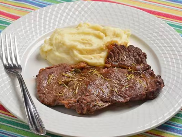 Caranguejo, Pizzas, Hambúrgueres e os Melhores Pratos Regionais além de Pastel, Coxinha, Hamburguer de Picanha e o Crooc Empanado.